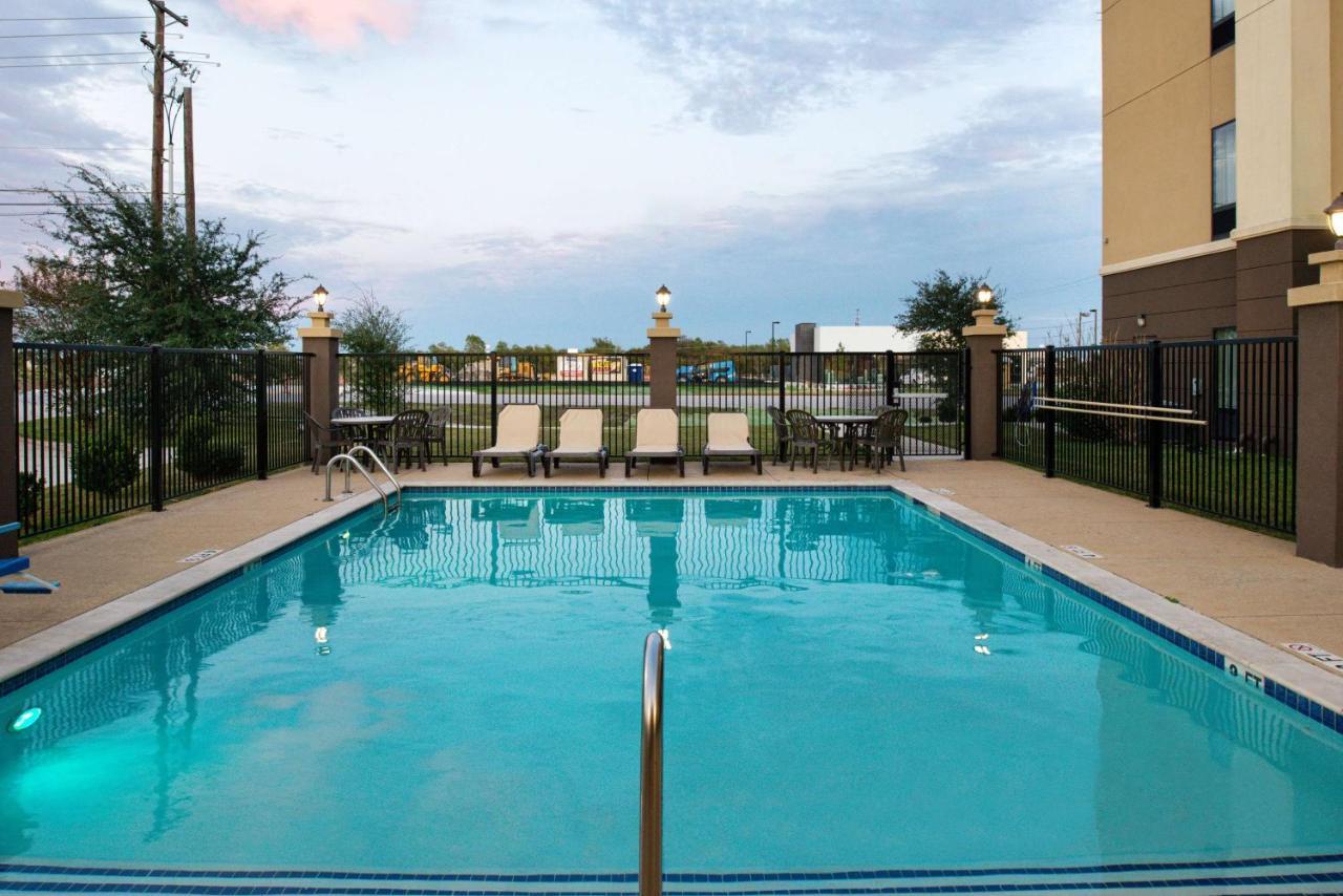 Hampton Inn And Suites Hutto Экстерьер фото